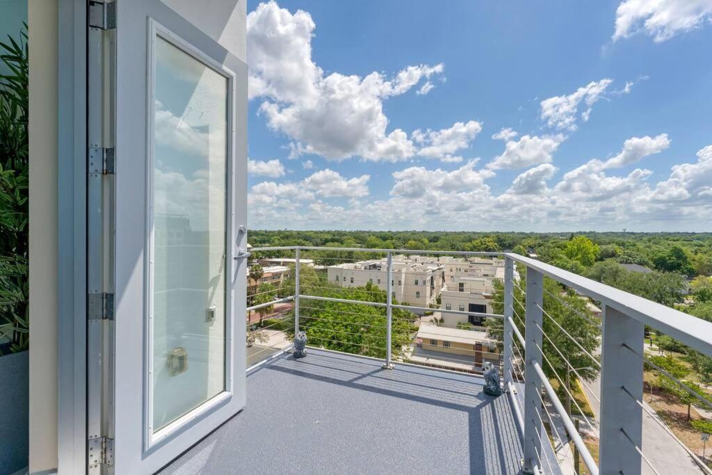 Downtown New Modern Spacious 3bdrm 2bath 2000 Sq Ft Apartment *