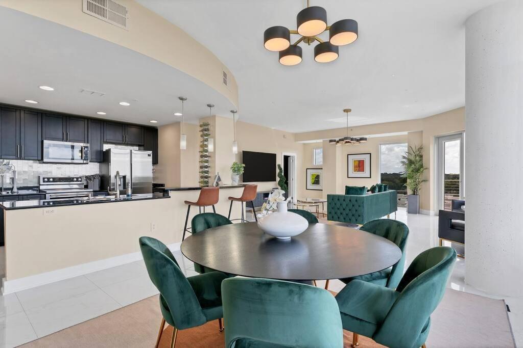 Downtown New Modern Spacious 3bdrm 2bath 2000 Sq Ft *