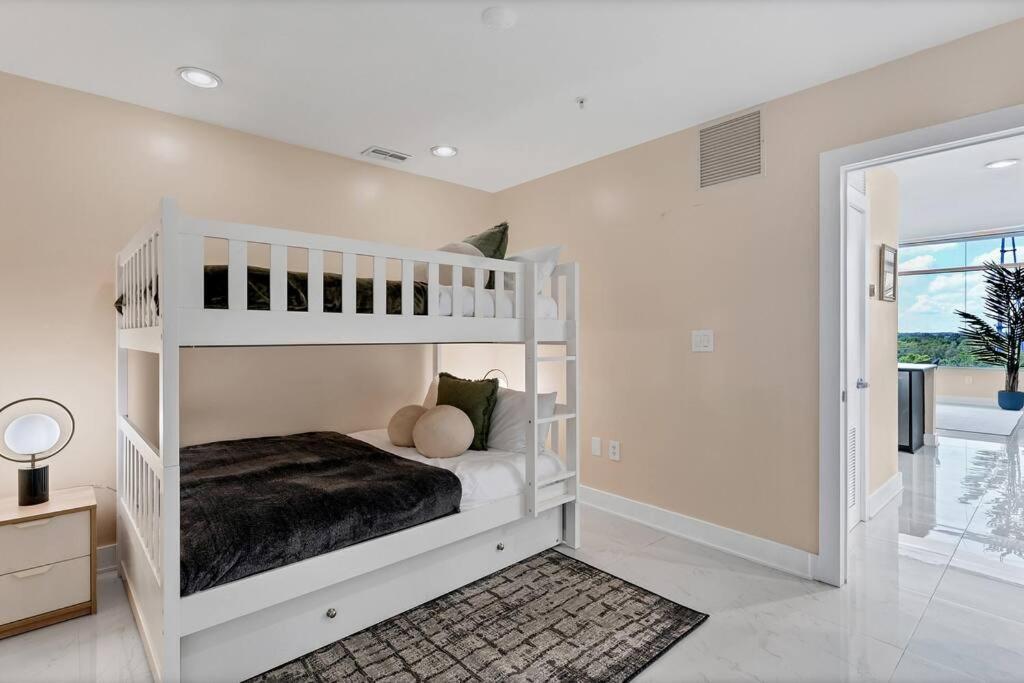 Apartment Downtown New Modern Spacious 3bdrm 2bath 2000 Sq Ft