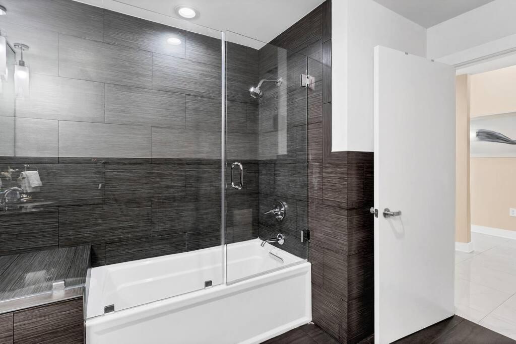Apartment Downtown New Modern Spacious 3bdrm 2bath 2000 Sq Ft *