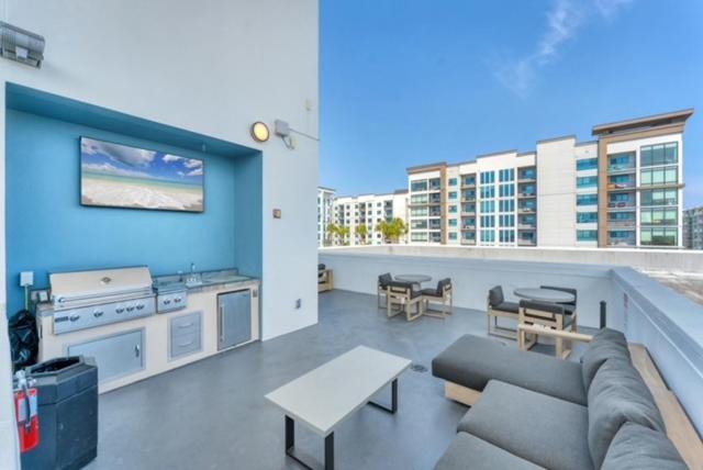 Downtown New Modern Spacious 3bdrm 2bath 2000 Sq Ft Apartment *